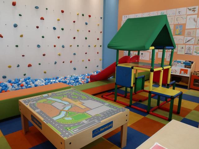 大きなキッズスペースも完備！小さなお子様連れでも、ゆっくりとお車探しをお楽しみいただけます。