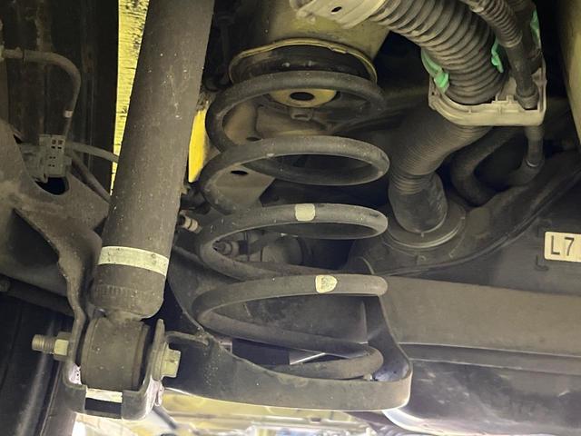 お車を安心してお乗りいただく為には、足回りの定期点検が欠かせません。サービスサポート（有償保証）では無料点検もご提供しており、安心のカーライフをお過ごしいただけるサポート体制が整っています。