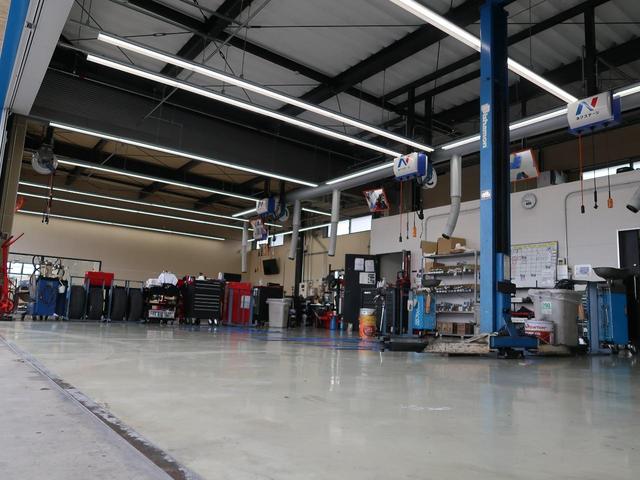 大型整備工場を完備しておりますので、ご納車後も安心です。