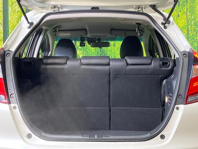 フィットハイブリッド Ｌ　ホンダセンシング　純正ＳＤナビ　バックカメラ　ホンダセンシング　アダプティブクルーズコントロール　禁煙車　ハーフレザーシート　ドラレコ　コーナーセンサー　スマートキー　ＬＥＤヘッド　ＥＴＣ　誤発進抑制機能　オートライト（10枚目）