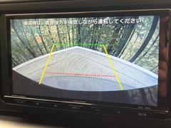 【バックカメラ】駐車時に後方がリアルタイム映像で確認できます。大型商業施設や立体駐車場での駐車時や、夜間のバック時に大活躍！運転スキルに関わらず、今や必須となった装備のひとつです！ 4