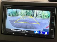 【バックカメラ】駐車時に後方がリアルタイム映像で確認できます。大型商業施設や立体駐車場での駐車時や、夜間のバック時に大活躍！運転スキルに関わらず、今や必須となった装備のひとつです！ 4