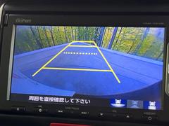 【バックカメラ】駐車時に後方がリアルタイム映像で確認できます。大型商業施設や立体駐車場での駐車時や、夜間のバック時に大活躍！運転スキルに関わらず、今や必須となった装備のひとつです！ 4