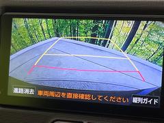 【バックカメラ】駐車時に後方がリアルタイム映像で確認できます。大型商業施設や立体駐車場での駐車時や、夜間のバック時に大活躍！運転スキルに関わらず、今や必須となった装備のひとつです！ 4