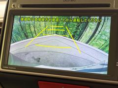 【バックカメラ】駐車時に後方がリアルタイム映像で確認できます。大型商業施設や立体駐車場での駐車時や、夜間のバック時に大活躍！運転スキルに関わらず、今や必須となった装備のひとつです！ 4