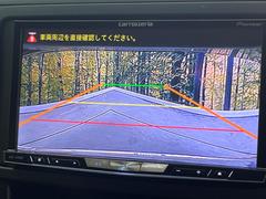 【バックカメラ】駐車時に後方がリアルタイム映像で確認できます。大型商業施設や立体駐車場での駐車時や、夜間のバック時に大活躍！運転スキルに関わらず、今や必須となった装備のひとつです！ 4