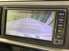 【バックカメラ】駐車時に後方がリアルタイム映像で確認できます。大型商業施設や立体駐車場での駐車時や、夜間のバック時に大活躍！運転スキルに関わらず、今や必須となった装備のひとつです！ 4