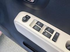 【電動格納ミラー】サイドミラーは電動格納式となっており、狭い駐車場でもキズがつくリスクを抑えられます。 6