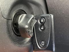 【キーフリーシステム】カバンやポケットに入れたままでもドアの施錠・解錠が可能なスマートキーを装備。エンジンのオン・オフ時もカギを取り出す必要が無いからとっても便利です♪ 6