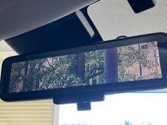 【インテリジェントルームミラー】後席の大きな荷物や同乗者で後方が確認しづらい時でも安心！カメラが撮影した車両後方の映像をルームミラー内に表示。クリアな視界で状況の確認が可能です！ 7