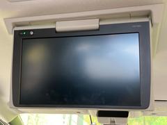 【後席モニター】家族や友人とお出かけする機会が多い方に大人気の後席モニターを装備！見やすい位置に画面がありテレビやＤＶＤの視聴も快適！友達もお子様も、後席にしか乗らなくなるかも？？ 3