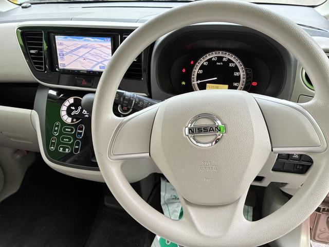 デイズルークス Ｘ　車検２年　片側電動スライドドア　アイドリングストップ　日産純正ナビゲーション　アラウンドビューモニター　電動格納ドアミラー　スマートキー　ベンチシート　パワーウインドウ　オートエアコン（14枚目）