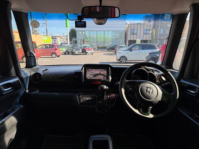 Ｎ－ＢＯＸカスタム ２トーンカラースタイル　Ｇ・ターボＬパッケージ　車検８年９月　両側電動スライドドア　シティブレーキシステム　アルミホイール　電動格納ドアミラー　クルーズコントロール　アイドリングストップ　Ｇａｔｈｅｒｓナビ　ＥＴＣ　ディスチャージヘッドライト（12枚目）