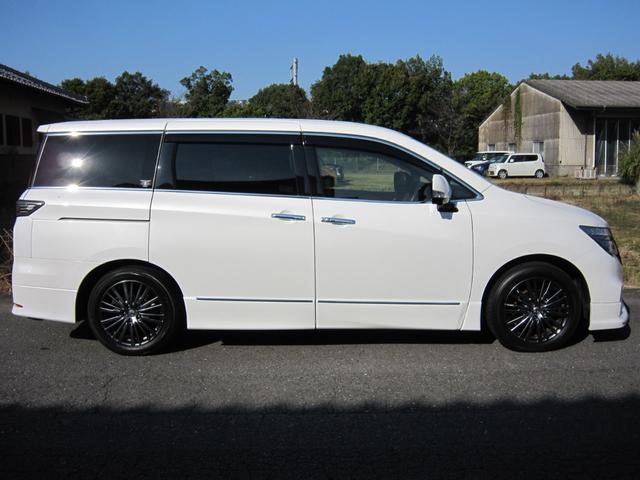 エルグランド ３５０ハイウェイスタープレミアムアーバンクロム　全ＯＰエマージェンシーブレーキ車線逸脱防止レーダークルーズ踏間違衝突防止Ｗサンルーフ純正ナビ後席ディスプレイ本革シート前後側方衝突防止アラウンドビュＭスマートミラーＣソナパワーバック両電ドア保温保冷庫（7枚目）