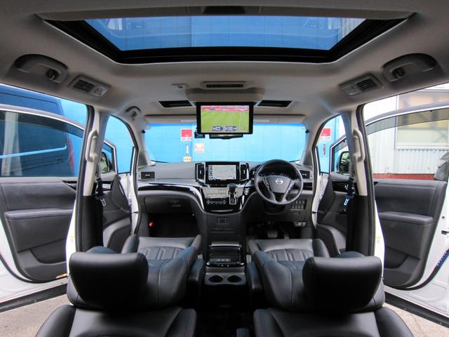 エルグランド ３５０ハイウェイスタープレミアムアーバンクロム　全ＯＰエマージェンシーブレーキ車線逸脱防止レーダークルーズ踏間違衝突防止Ｗサンルーフ純正ナビ後席ディスプレイ本革シート前後側方衝突防止アラウンドビュＭスマートミラーＣソナパワーバック両電ドア保温保冷庫（16枚目）