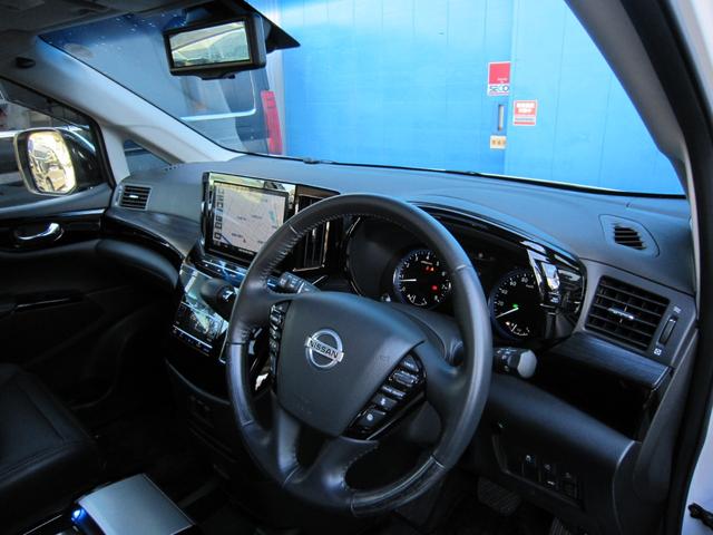 エルグランド ３５０ハイウェイスタープレミアムアーバンクロム　全ＯＰエマージェンシーブレーキ車線逸脱防止レーダークルーズ踏間違衝突防止Ｗサンルーフ純正ナビ後席ディスプレイ本革シート前後側方衝突防止アラウンドビュＭスマートミラーＣソナパワーバック両電ドア保温保冷庫（21枚目）