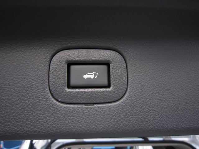 エルグランド ３５０ハイウェイスタープレミアムアーバンクロム　全ＯＰエマージェンシーブレーキ車線逸脱防止レーダークルーズ踏間違衝突防止Ｗサンルーフ純正ナビ後席ディスプレイ本革シート前後側方衝突防止アラウンドビュＭスマートミラーＣソナパワーバック両電ドア保温保冷庫（39枚目）