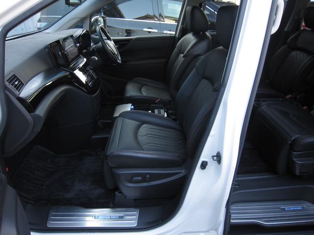 エルグランド ３５０ハイウェイスタープレミアムアーバンクロム　全ＯＰエマージェンシーブレーキ車線逸脱防止レーダークルーズ踏間違衝突防止Ｗサンルーフ純正ナビ後席ディスプレイ本革シート前後側方衝突防止アラウンドビュＭスマートミラーＣソナパワーバック両電ドア保温保冷庫（62枚目）