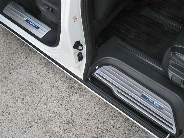 エルグランド ＶＩＰ　メーカーオプション全装着車　エマージェンシーブレーキ車線逸脱防止支援インテリジェントクルーズ踏み間違い衝突防止Ｗサンルーフ５．１ｃｈＢＯＳＥサウンド後席プライベートシアタ黒本革シートＬＥＤ電動ステップ（16枚目）