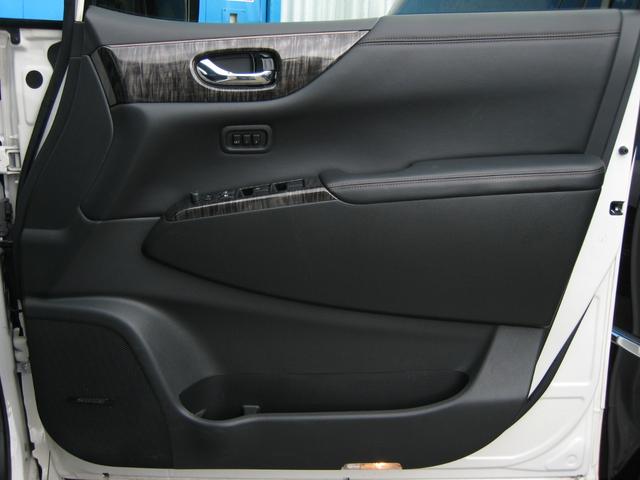 エルグランド ＶＩＰ　メーカーオプション全装着車　エマージェンシーブレーキ車線逸脱防止支援インテリジェントクルーズ踏み間違い衝突防止Ｗサンルーフ５．１ｃｈＢＯＳＥサウンド後席プライベートシアタ黒本革シートＬＥＤ電動ステップ（60枚目）