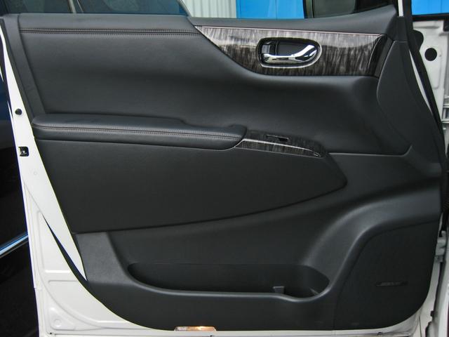 エルグランド ＶＩＰ　メーカーオプション全装着車　エマージェンシーブレーキ車線逸脱防止支援インテリジェントクルーズ踏み間違い衝突防止Ｗサンルーフ５．１ｃｈＢＯＳＥサウンド後席プライベートシアタ黒本革シートＬＥＤ電動ステップ（61枚目）