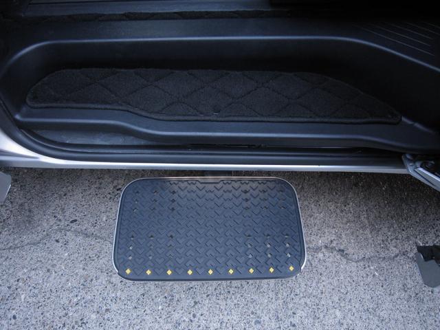 ★フロアマット（ラグジュアリータイプ／ブラック、エントランスマット付、消臭・抗菌・防汚機能付）★サイドバイザー（ＲＶワイドタイプ、車名ロゴ入り）★リヤ５面スモークフィルム（ブラック）