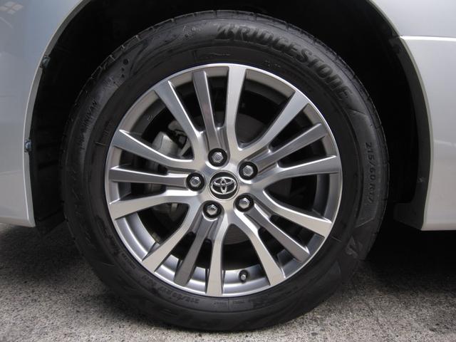 ★リラックスキャプテンシート（超ロングスライド・リクライニング・横スライド機構・シート一体型オットマン付、角度調整式アームレスト＜各席左右４＞）★電動床下格納＆復帰機能付サードシート（６：４分割）