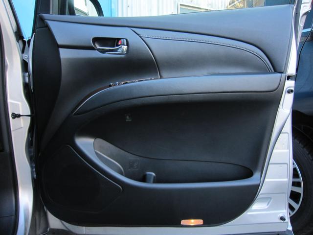 ★リラックスキャプテンシート（超ロングスライド・リクライニング・横スライド機構・シート一体型オットマン付、角度調整式アームレスト＜各席左右４＞）★電動床下格納＆復帰機能付サードシート（６：４分割）