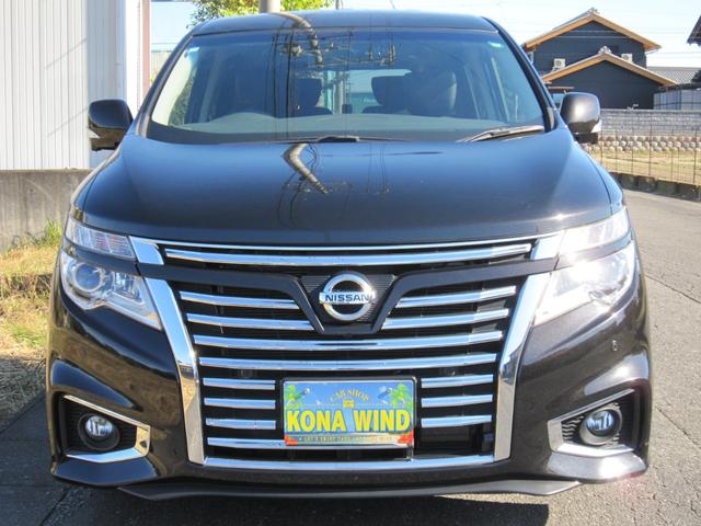 エルグランド ＶＩＰ　２列仕様車　４人乗り　後席パワーシートパッケージ　４ＷＤ　ＯＰキャビネット後席ＶＩＰ本革シートＬＥＤ電動ステップインテリジェントクルーズ踏み間違い衝突防止アシストＷサンルーフＨＤＤナビ後席エンターテイメントアラウンドビューモニタースマートルームミラー（5枚目）