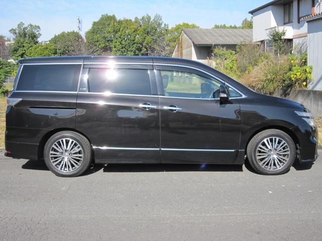 エルグランド ＶＩＰ　２列仕様車　４人乗り　後席パワーシートパッケージ　４ＷＤ　ＯＰキャビネット後席ＶＩＰ本革シートＬＥＤ電動ステップインテリジェントクルーズ踏み間違い衝突防止アシストＷサンルーフＨＤＤナビ後席エンターテイメントアラウンドビューモニタースマートルームミラー（7枚目）