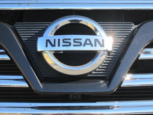 エルグランド ＶＩＰ　２列仕様車　４人乗り　後席パワーシートパッケージ　４ＷＤ　ＯＰキャビネット後席ＶＩＰ本革シートＬＥＤ電動ステップインテリジェントクルーズ踏み間違い衝突防止アシストＷサンルーフＨＤＤナビ後席エンターテイメントアラウンドビューモニタースマートルームミラー（9枚目）