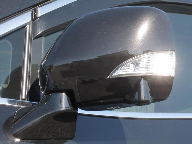 エルグランド ＶＩＰ　２列仕様車　４人乗り　後席パワーシートパッケージ　４ＷＤ　ＯＰキャビネット後席ＶＩＰ本革シートＬＥＤ電動ステップインテリジェントクルーズ踏み間違い衝突防止アシストＷサンルーフＨＤＤナビ後席エンターテイメントアラウンドビューモニタースマートルームミラー（10枚目）