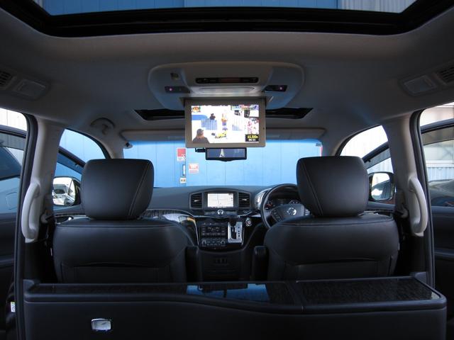 エルグランド ＶＩＰ　２列仕様車　４人乗り　後席パワーシートパッケージ　４ＷＤ　ＯＰキャビネット後席ＶＩＰ本革シートＬＥＤ電動ステップインテリジェントクルーズ踏み間違い衝突防止アシストＷサンルーフＨＤＤナビ後席エンターテイメントアラウンドビューモニタースマートルームミラー（16枚目）