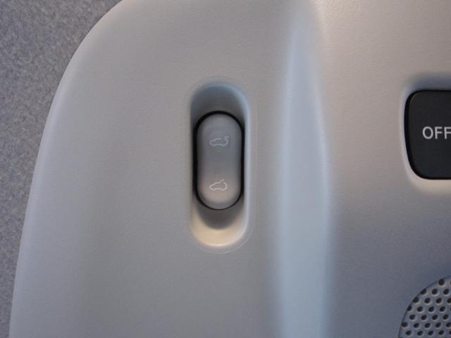 エルグランド ＶＩＰ　２列仕様車　４人乗り　後席パワーシートパッケージ　４ＷＤ　ＯＰキャビネット後席ＶＩＰ本革シートＬＥＤ電動ステップインテリジェントクルーズ踏み間違い衝突防止アシストＷサンルーフＨＤＤナビ後席エンターテイメントアラウンドビューモニタースマートルームミラー（49枚目）