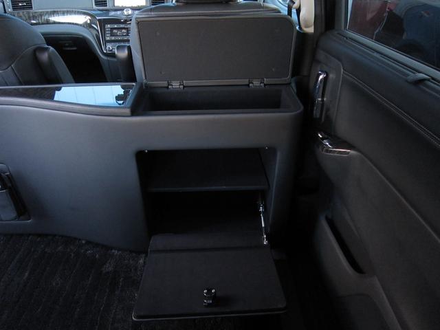 エルグランド ＶＩＰ　２列仕様車　４人乗り　後席パワーシートパッケージ　４ＷＤ　ＯＰキャビネット後席ＶＩＰ本革シートＬＥＤ電動ステップインテリジェントクルーズ踏み間違い衝突防止アシストＷサンルーフＨＤＤナビ後席エンターテイメントアラウンドビューモニタースマートルームミラー（52枚目）