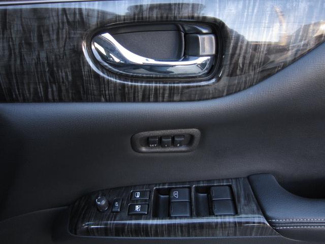 エルグランド ＶＩＰ　２列仕様車　４人乗り　後席パワーシートパッケージ　４ＷＤ　ＯＰキャビネット後席ＶＩＰ本革シートＬＥＤ電動ステップインテリジェントクルーズ踏み間違い衝突防止アシストＷサンルーフＨＤＤナビ後席エンターテイメントアラウンドビューモニタースマートルームミラー（55枚目）