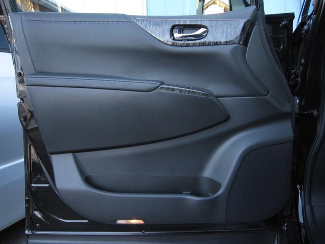 エルグランド ＶＩＰ　２列仕様車　４人乗り　後席パワーシートパッケージ　４ＷＤ　ＯＰキャビネット後席ＶＩＰ本革シートＬＥＤ電動ステップインテリジェントクルーズ踏み間違い衝突防止アシストＷサンルーフＨＤＤナビ後席エンターテイメントアラウンドビューモニタースマートルームミラー（56枚目）