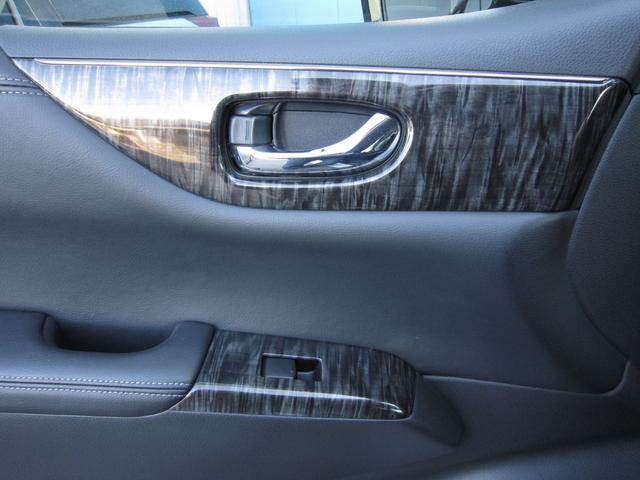 エルグランド ＶＩＰ　２列仕様車　４人乗り　後席パワーシートパッケージ　４ＷＤ　ＯＰキャビネット後席ＶＩＰ本革シートＬＥＤ電動ステップインテリジェントクルーズ踏み間違い衝突防止アシストＷサンルーフＨＤＤナビ後席エンターテイメントアラウンドビューモニタースマートルームミラー（57枚目）