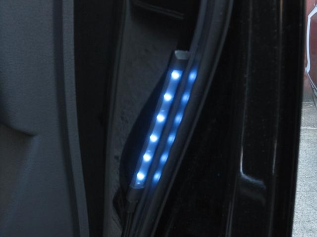 エルグランド ＶＩＰ　２列仕様車　４人乗り　後席パワーシートパッケージ　４ＷＤ　ＯＰキャビネット後席ＶＩＰ本革シートＬＥＤ電動ステップインテリジェントクルーズ踏み間違い衝突防止アシストＷサンルーフＨＤＤナビ後席エンターテイメントアラウンドビューモニタースマートルームミラー（59枚目）