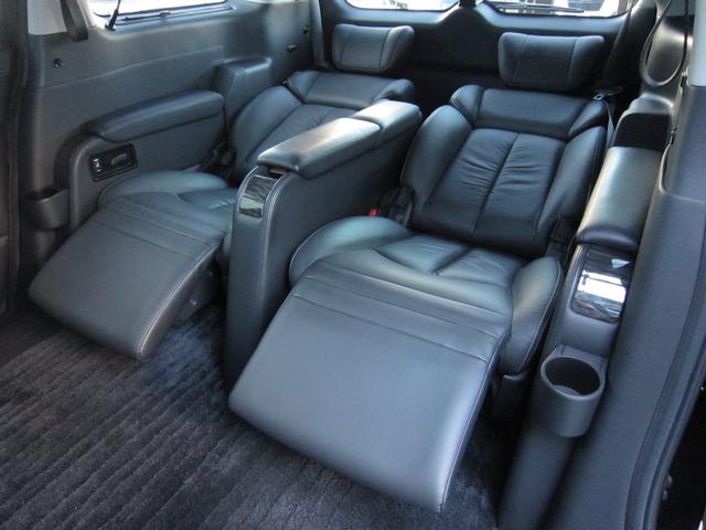 エルグランド ＶＩＰ　２列仕様車　４人乗り　後席パワーシートパッケージ　４ＷＤ　ＯＰキャビネット後席ＶＩＰ本革シートＬＥＤ電動ステップインテリジェントクルーズ踏み間違い衝突防止アシストＷサンルーフＨＤＤナビ後席エンターテイメントアラウンドビューモニタースマートルームミラー（72枚目）
