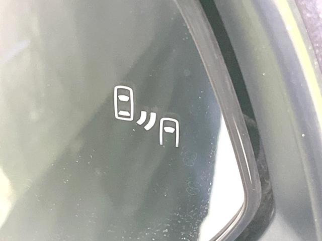 【ブラインドスポットモニター】走行中、ドアミラーの死角になりやすい箇所に後続車が接近するとサイドミラーのレンズに警告を表示！ドライバーに注意喚起をしてくれます。