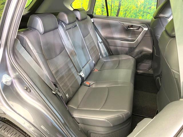 後部座席も気になるようなキズ・汚れやへたり等、大きなダメージはなく、良好な状態です。