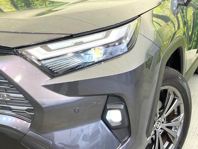 【ＬＥＤヘッドライト】悪天候や夜間走行時も良好な視界を確保し安心して運転できる高輝度ＬＥＤヘッドライトを装備！点灯速度が早く、消費電力も抑えられています。