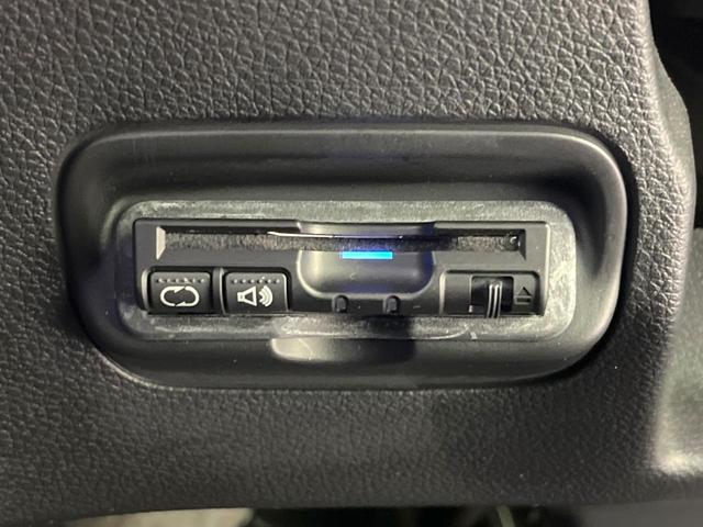 ヴェゼル ハイブリッドZ 純正8型ナビ バックカメラ 禁煙車 レザーシート ドラレコ スマートキー LEDヘッド ETC クルコン オートライト デュアルエアコン 純正17インチアルミ Bluetooth CD DVD再生(6枚目)