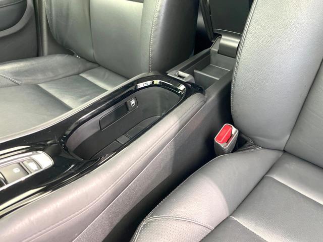 ヴェゼル ハイブリッドZ 純正8型ナビ バックカメラ 禁煙車 レザーシート ドラレコ スマートキー LEDヘッド ETC クルコン オートライト デュアルエアコン 純正17インチアルミ Bluetooth CD DVD再生(22枚目)