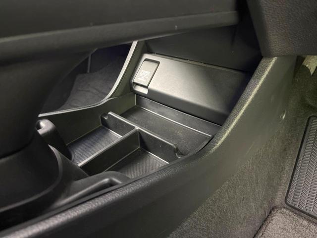 ヴェゼル ハイブリッドZ 純正8型ナビ バックカメラ 禁煙車 レザーシート ドラレコ スマートキー LEDヘッド ETC クルコン オートライト デュアルエアコン 純正17インチアルミ Bluetooth CD DVD再生(33枚目)