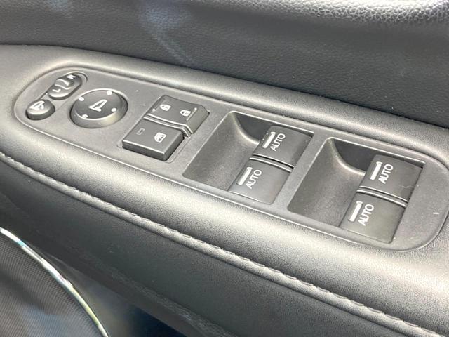 ヴェゼル ハイブリッドZ 純正8型ナビ バックカメラ 禁煙車 レザーシート ドラレコ スマートキー LEDヘッド ETC クルコン オートライト デュアルエアコン 純正17インチアルミ Bluetooth CD DVD再生(34枚目)