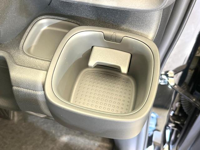 シエンタ ハイブリッドＸ　登録済未使用車　電動スライドドア　衝突被害軽減システム　レーダークルーズ　コーナーセンサー　スマートキー　ＬＥＤヘッド　オートハイビーム　オートライト　オートエアコン（42枚目）