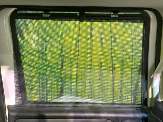 N-BOX G・Lパッケージ SDナビ バックカメラ 電動スライドドア 禁煙車 スマートキー HIDヘッド ETC オートライト オートエアコン CD 地デジ ロールサンシェード 後席テーブル(42枚目)