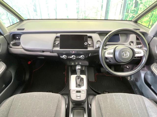 フィット ｅ：ＨＥＶホーム　２０周年特別仕様車　カーサ　衝突被害軽減システム　レーダークルーズ　ＬＥＤヘッド　ＥＴＣ２．０　純正１６インチアルミ　オートハイビーム　車線逸脱警報　コーナーセンサー　スマートキー　バックカメラ　オートライト　オートエアコン（2枚目）